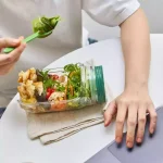 ظرف سالاد بازشو وارداتی دارای مخزن سس